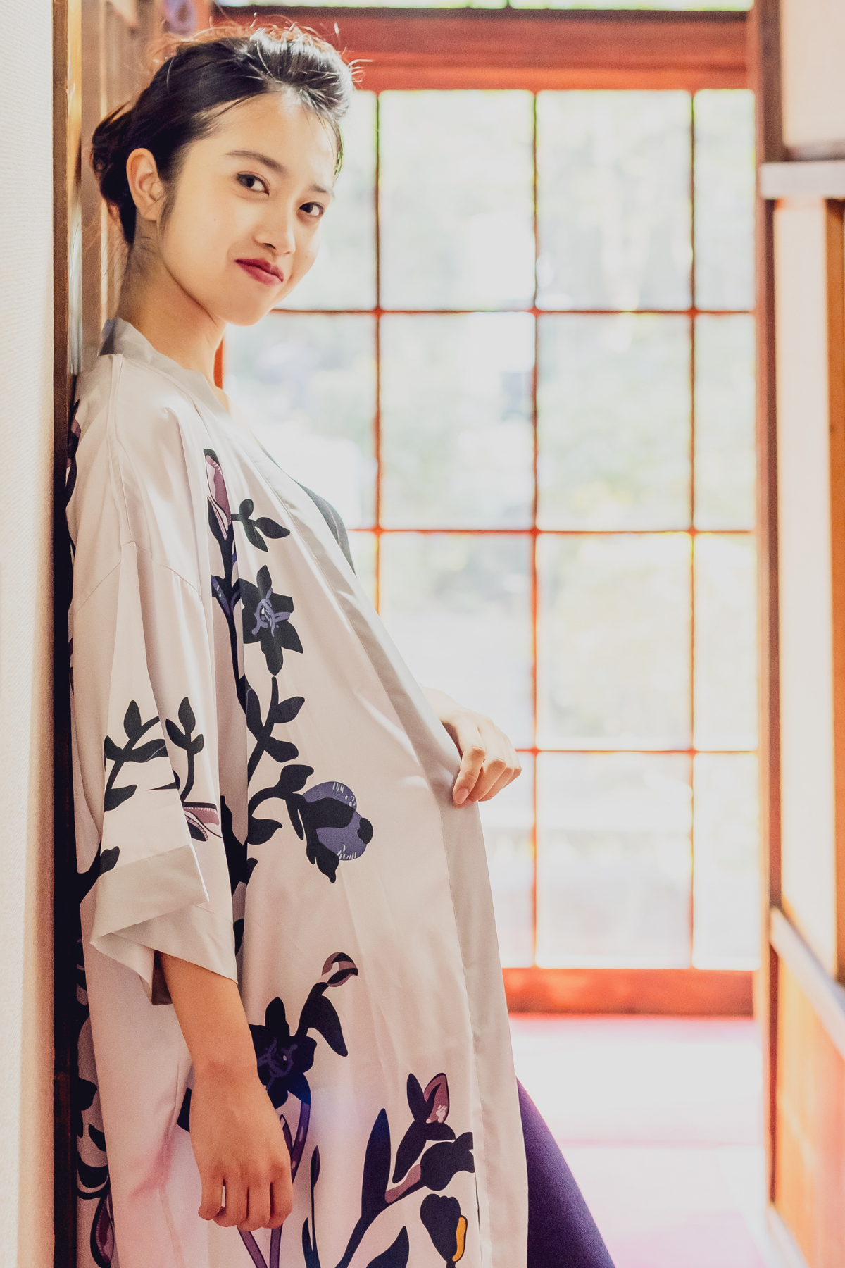 優雅な花と木の調和  上品なバスローブ 2024b2
